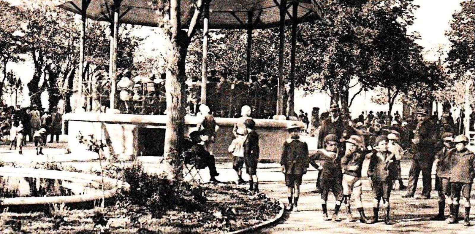 1843- Batna - Place2 de la Republique - Concert - 1928.jpg